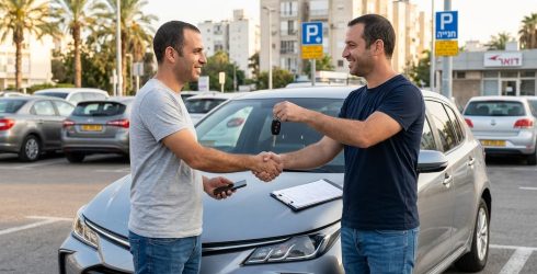 צילום המדגים איך מוכרים רכב בצורה בטוחה? – שני גברים בלחיצת יד בעת מסירת מפתח הרכב על רקע סניף דואר בחניון.